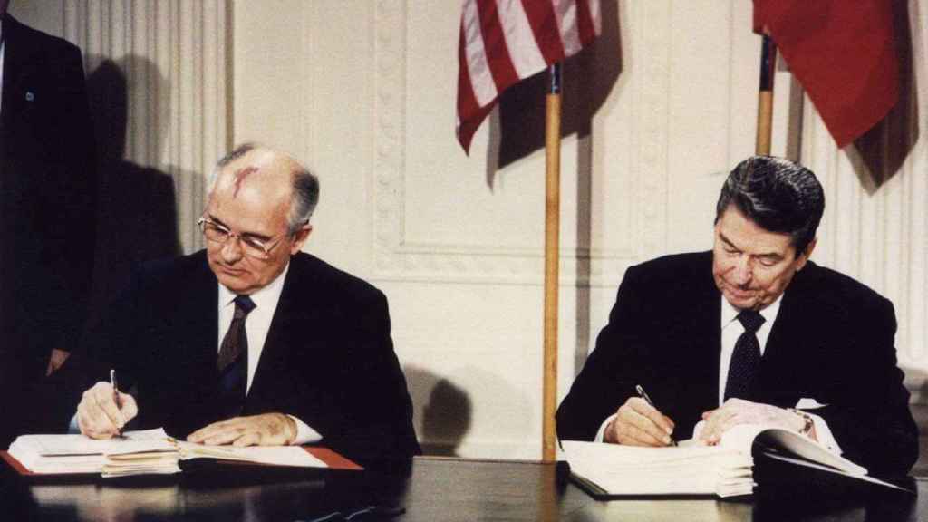 El 8 de diciembre de 1987 ronald Reagan y Mijail Gorbachov firmaron el tratado sobre Fuerzas Nucleares de Alcance Intermedio en la Casa Blanca.