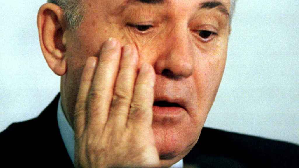 El último presidente de la ahora ex Unión Soviética, Mikhail Gorbachev, gesticula durante una conferencia de prensa en un hotel de Atenas, Grecia, el 4 de septiembre de 1995.