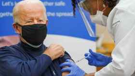 Joe Biden vacunándose contra la Covid en 2020.