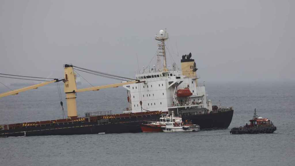 Un buque varado en Gibraltar.