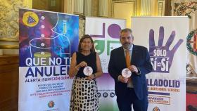 La concejala de Educación, Infancia, Juventud e Igualdad, María Victoria Soto, junto con el presidente del Colegio de Farmacéuticos de Valladolid, Alejandro García Nogueiras, informando de los puntos violeta de las farmacias en fiestas