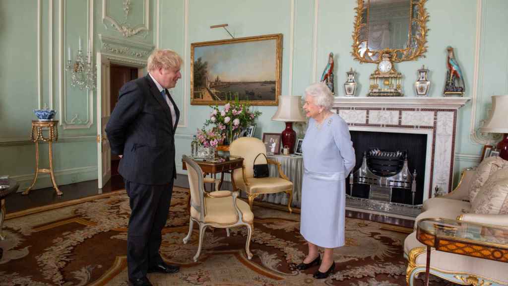 Isabel II y Boris Johnson en un encuentro celebrado en junio de 2021.