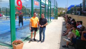 El campeonato nacional de pádel de menores se está celebrando estos días en La Nucia. Álex González y Bernabé Cano, en su visita este miércoles a las instalaciones.