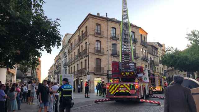 Los bomberos se elevan hasta lo alto del edificio en la plaza del Corrillo, en Salamanca.