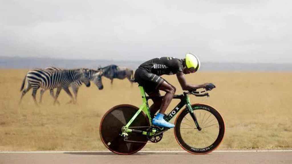 El ciclista africano Suleiman Kangangi en una prueba contrarreloj