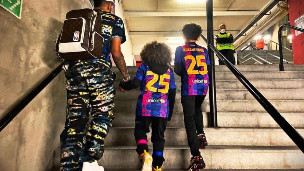 Aubameyang llega junto a sus hijos al Camp Nou