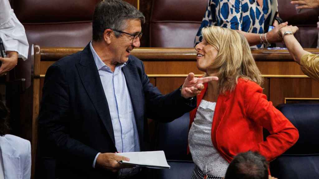 Patxi López, portavoz parlamentario del PSOE, junto a la vicepresidenta segunda, Yolanda Díaz.