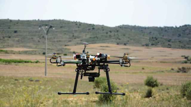 Un dron trabaja en una explotación agrícola riojana.