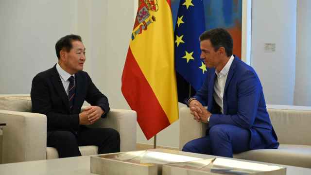 El presidente del Gobierno, Pedro Sánchez, recibe en La Moncloa a Jong-Hee Han, CEO y vicepresidente de Samsung Electronics