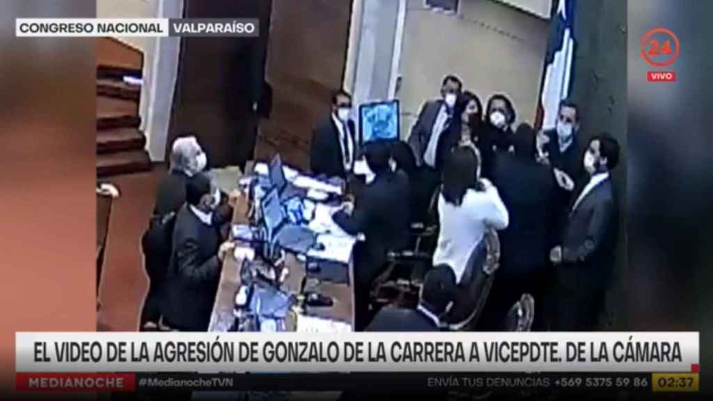 Momento de la agresión al vicepresidente del Congreso de Chile.