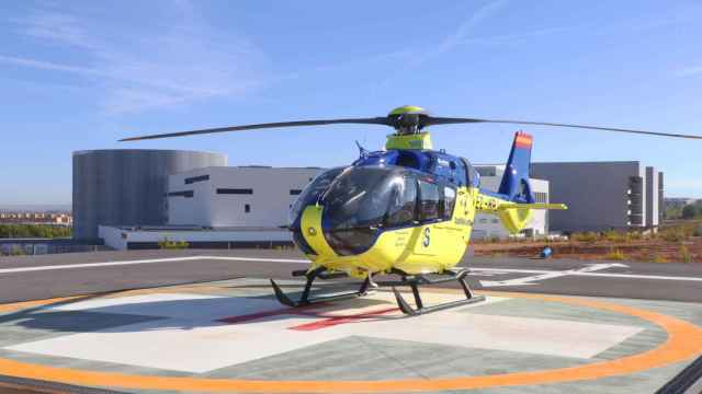 Un helicóptero del SESCAM en el helipuerto del Hospital Universitario de Toledo.