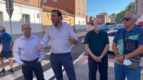 El concejal de Movilidad y Espacio Urbano, Luis Vélez, con el alcalde de Valladolid, Óscar Puente, y los representantes de la Asociación Vecinal 'El Refugio' presentando la reurbanización de la calle Quebrada