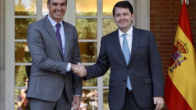 El presidente del Gobierno, Pedro Sánchez, junto al presidente de la Junta, Alfonso Fernández Mañueco, en una imagen de archivo.