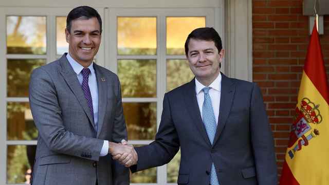 El presidente del Gobierno, Pedro Sánchez, recibe al presidente de la Junta, Alfonso Fernández Mañueco.