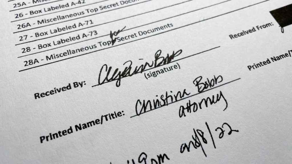 Una lista detallada de los bienes incautados en la ejecución de una orden de allanamiento por parte del FBI en la propiedad de Mar-a-Lago del expresidente Donald Trump, firmada al recibirla por la abogada de Trump, Christina Bobb .