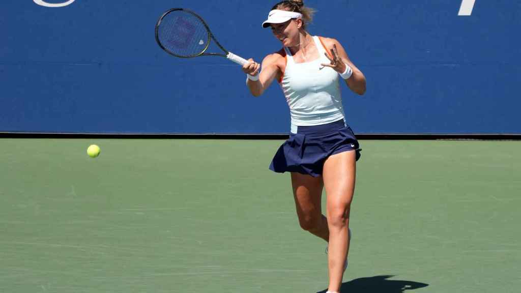 Paula Badosa golpea la bola en el US Open.