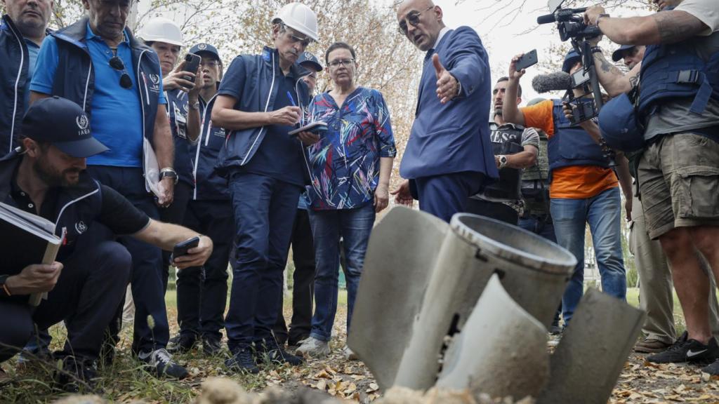 An image taken during the visit shows the Director General of the International Atomic Energy Agency (IAEA) Rafael Mariano Grossi next to a missile that would have hit in the vicinity of the plant.