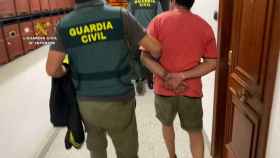 La Guardia Civil se lleva al detenido