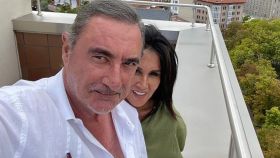 El periodista Carlos Herrera junto a su pareja sentimental, Pepa Gea, en una imagen reciente, tomada este pasado mes de agosto.