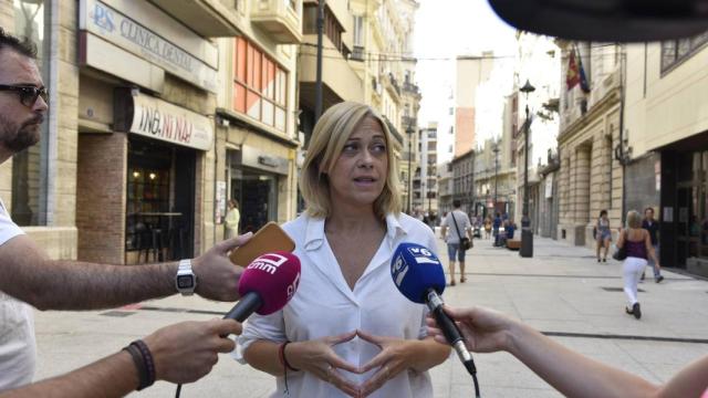 Carmen Picazo atendiendo a los medios de comunicación.