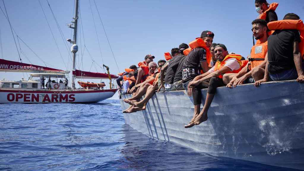 Inmigrantes en el barco Astral, de la ONG Open Arms.