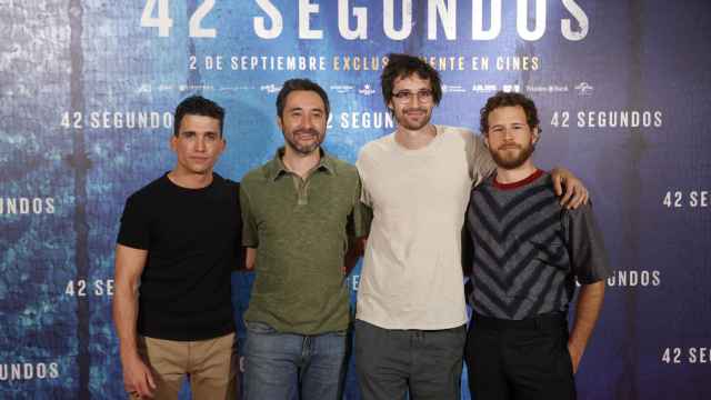 El equipo de '42 segundos'. De izquierda a derecha: Jaime Lorente, actor, Àlex Murrull, director, Dani de la Orden, director y Álvaro Cervantes, actor.