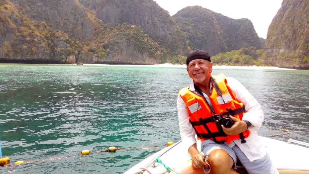 El gestor cultural y viajero Pedro J. González, en una de las idílicas playas de su vuelta al mundo en barco de 2019, parecida a la de Filipinas donde murió Magallanes.