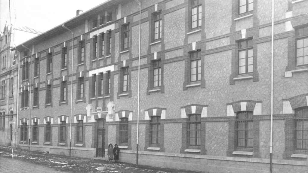 Edificio original con 3 pisos. 1924.