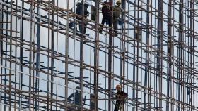 Trabajadores en una obra, en imagen de archivo.