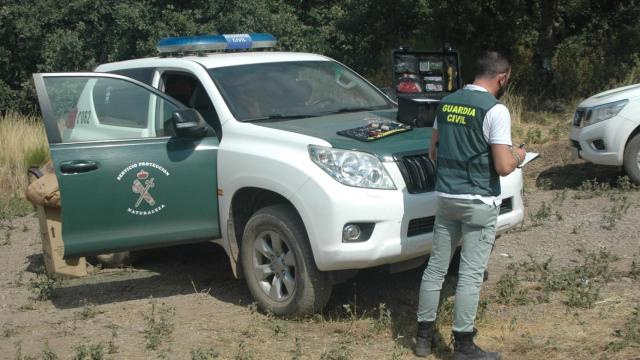 Varios agentes de la Guardia Civil en el lugar donde se produjo el incendio