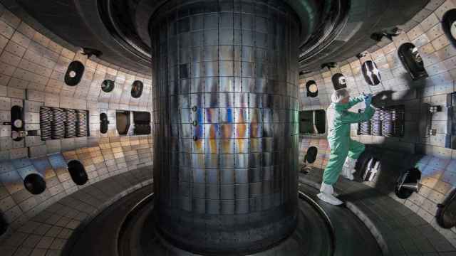 Interior del reactor DIII-D, un Tokamak de fusión nuclear experimental administrado por General Atomics en San Diego (Estados Unidos).