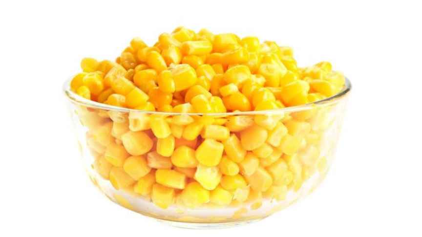 Un cuenco con maíz en conserva.