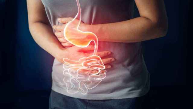 Una persona se toca el estómago por posible úlcera gástrica.