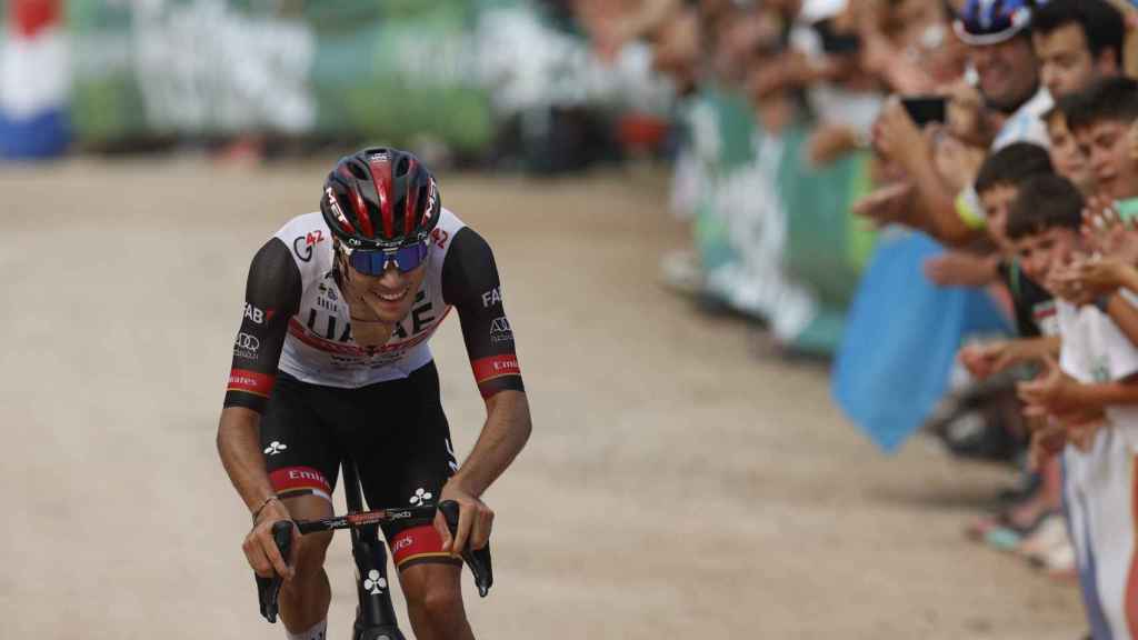 Juan Ayuso durante una etapa en La Vuelta