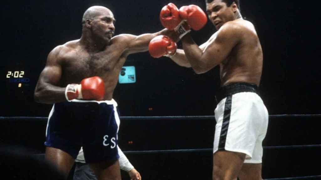 Earnie Shavers en un combate contra Muhammad Ali