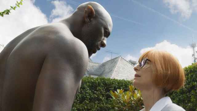 Idris Elba y Tilda Swinton en 'Tres mil años esperándote'