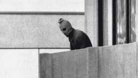 Uno de los secuestradores palestinos se asoma al balcón de los rehenes israelíes en la Villa Olímpica de Múnich 72.