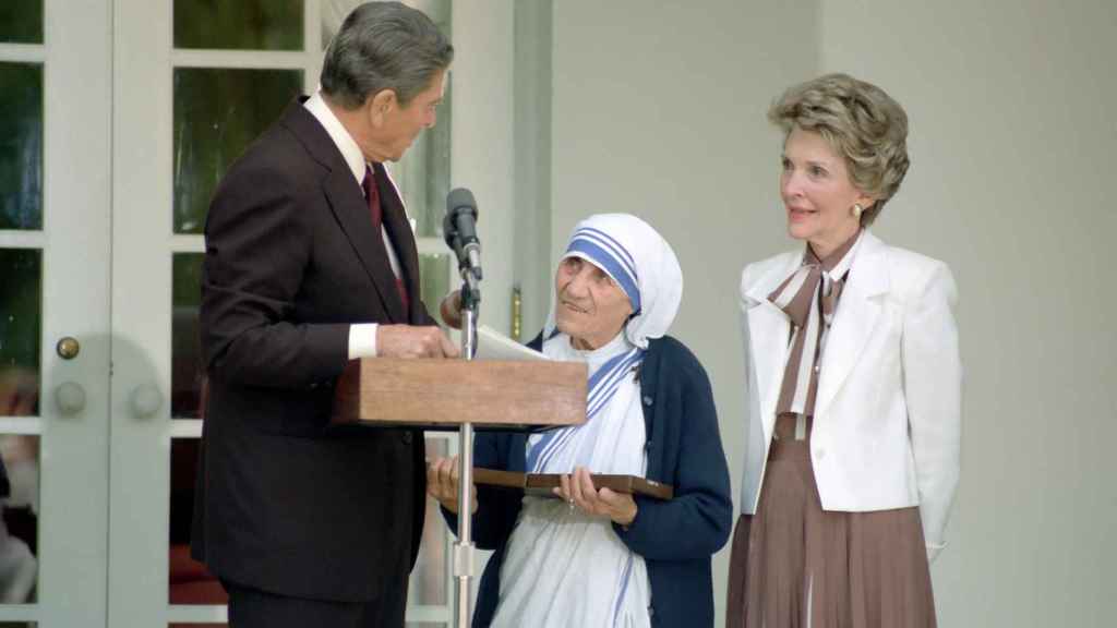 Roald Reagan, la Madre Teresa y Nancy Reagan durante la ceremonia de entrega de la la Medalla Presidencial de la Libertad en la Casa Blanca en 1985.