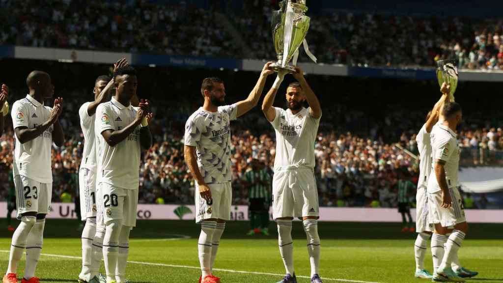 Los capitanes del Real Madrid ofrecen la Champions League y la Supercopa de Europa al Santiago Bernabéu