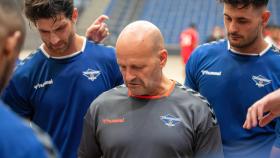 El entrenador del TM Benidorm, Fernando Latorre, dando instrucciones a sus jugadores.