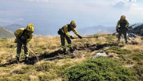 Unos bomberos forestales en el incendio del campo de tiro del Teleno.