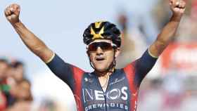 Richard Carapaz celebra su victoria en la Sierra de La Pandera en La Vuelta 2022