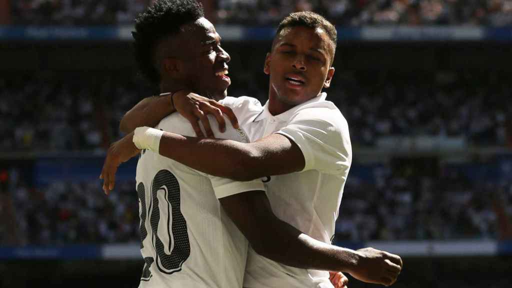 Vinicius y Rodrygo celebran uno de los goles del Real Madrid al Betis