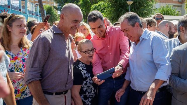 Pedro Sánchez (c), junto al líder del PSOE andaluz, Juan Espadas (d), y el alcalde de Sevilla, Antonio Muñoz (i), durante un paseo por Sevilla.