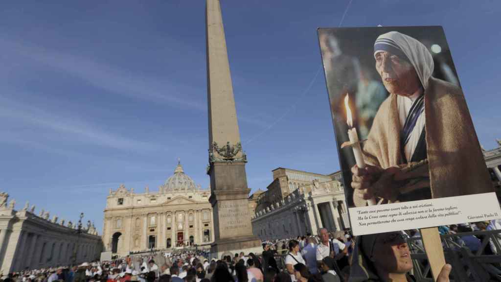 Una pancarta con la imagen de Teresa de Calcuta durante la ceremonia de su canonización en 2016, en el Vaticano.