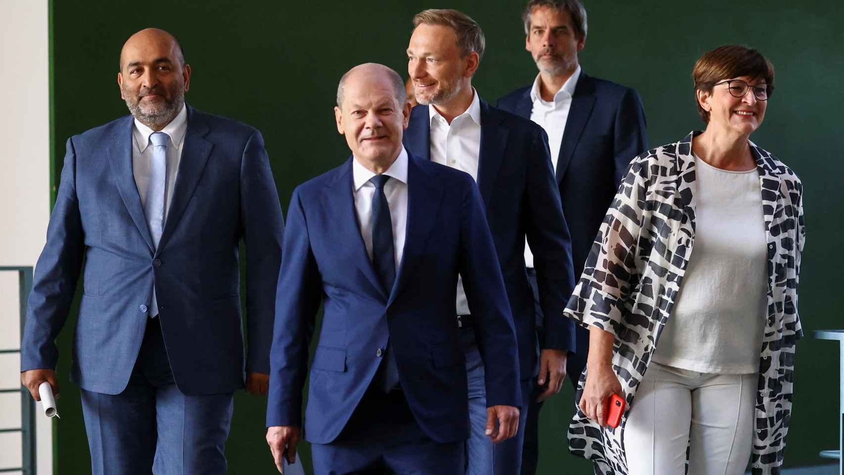 El canciller alemán, Olaf Scholz (centro), junto a los miembros de la coalición de Gobierno en Berlín.