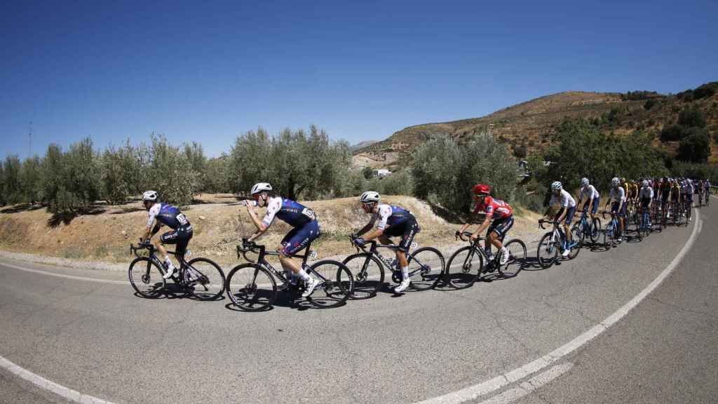 Quick-Step tirando del pelotón de La Vuelta 2022