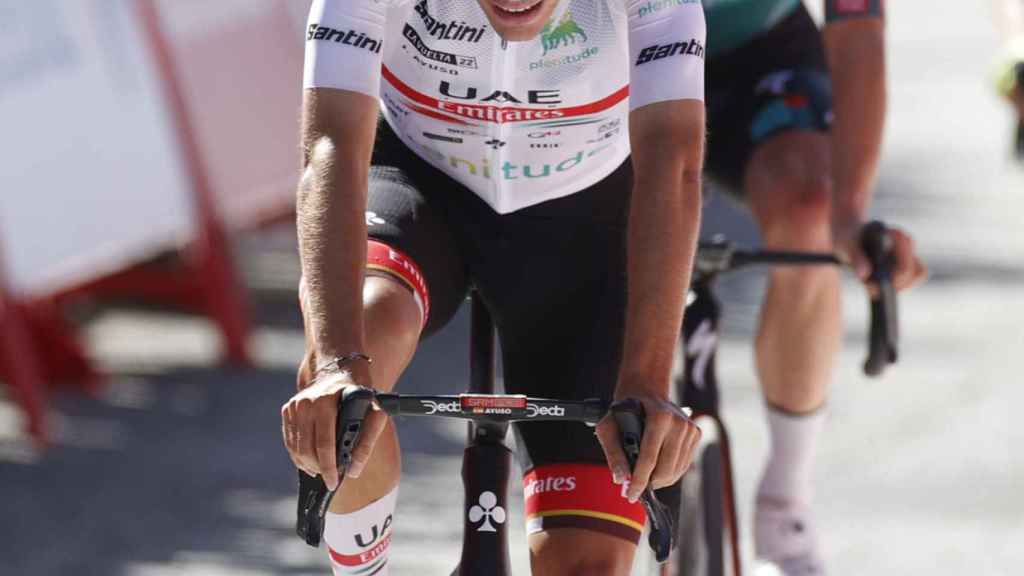 Juan Ayuso sufre durante la etapa de La Vuelta 2022