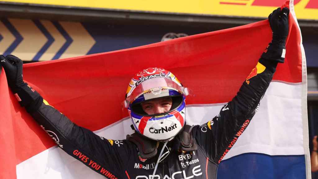 Max Verstappen, con la bandera de Holanda tras ganar el Gran Premio de los Países Bajos de la F1 2022