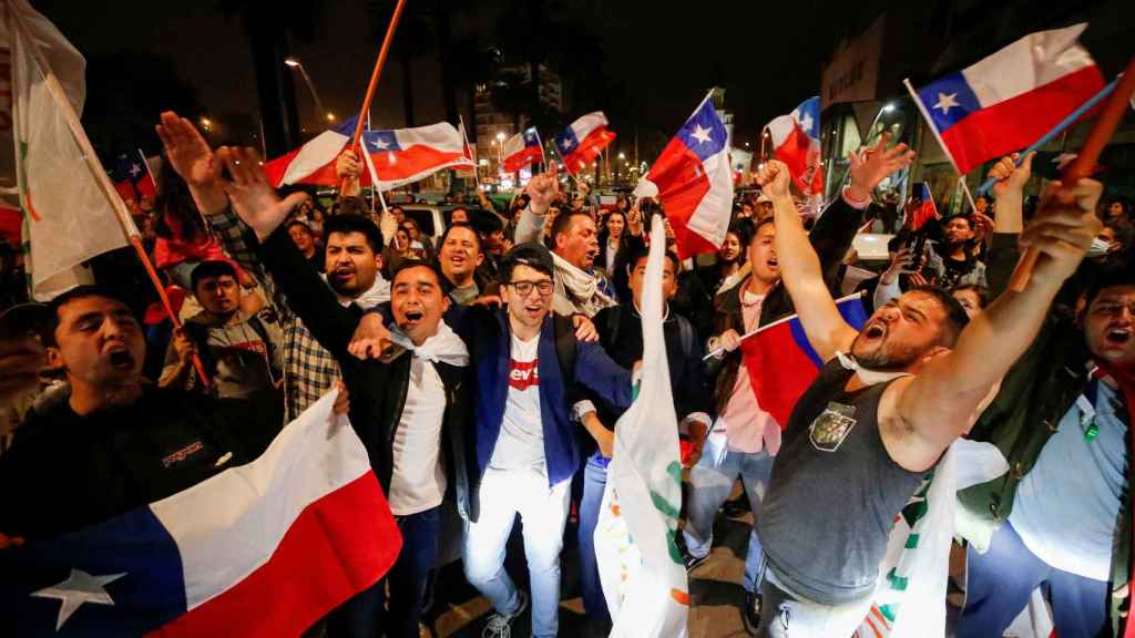 Manifestantes chilenos celebran el resultado del plebiscito.